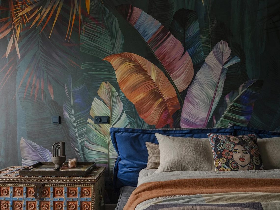 Egzotikus hangulatú, színes hálószoba és "láthatatlan" konyha fiatal nő új otthonában, 52m2