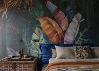 Egzotikus hangulatú, színes hálószoba és "láthatatlan" konyha fiatal nő új otthonában, 52m2