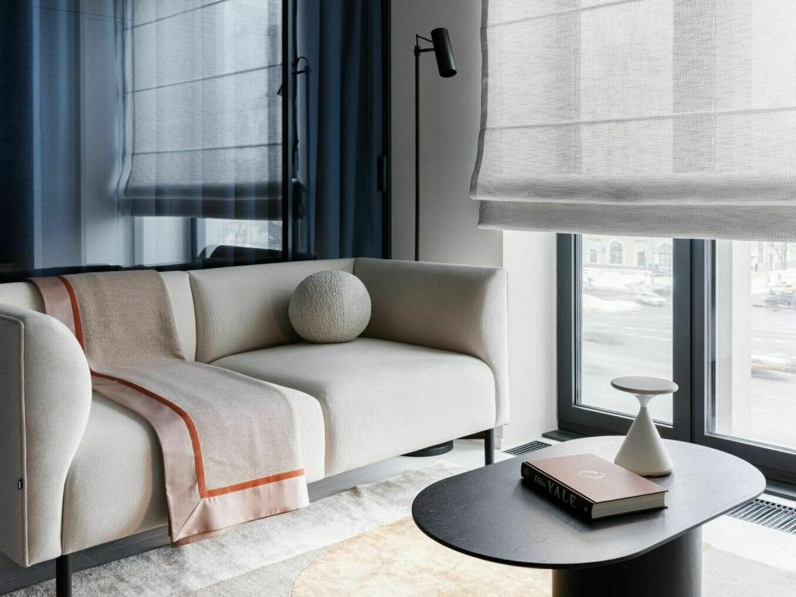 Fiatal nő modern kislakása 33m2-en, szép mélykék dekorációval