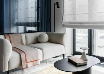 Fiatal nő modern kislakása 33m2-en, szép mélykék dekorációval