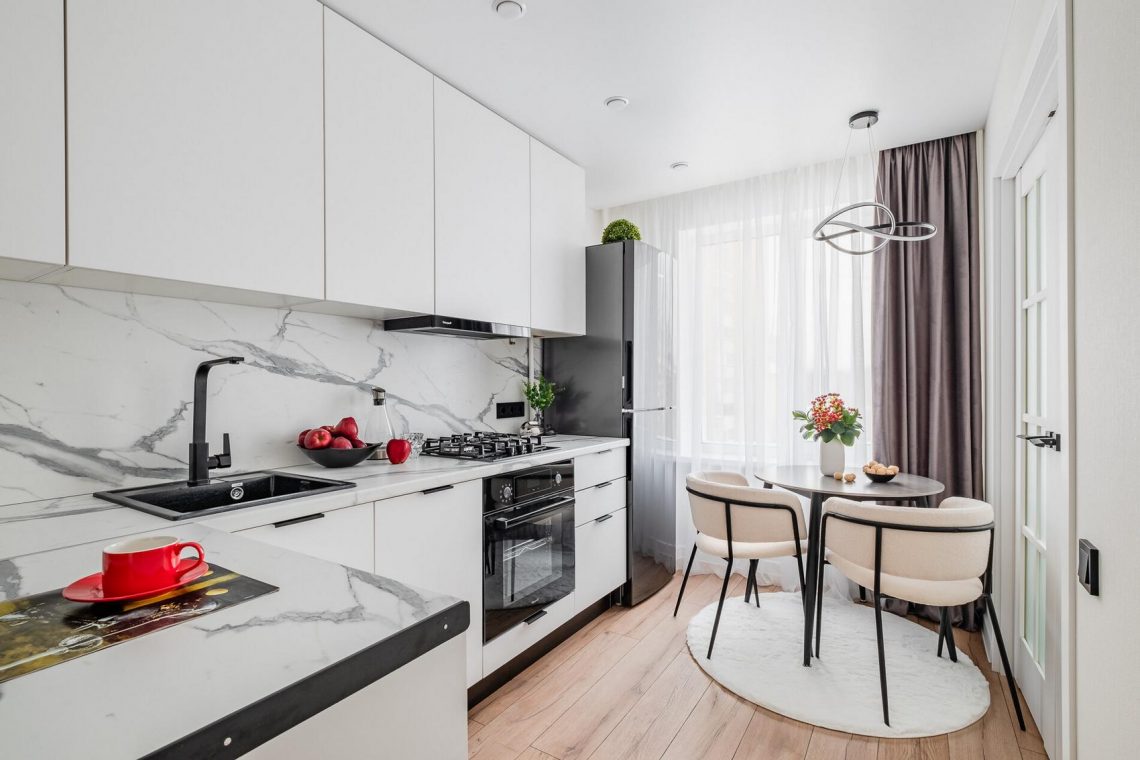 A mennyezet szintjéig beépített gardrób- és konyhaszekrények