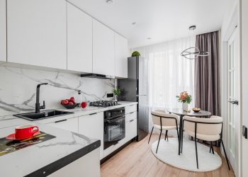 A mennyezet szintjéig beépített gardrób- és konyhaszekrények