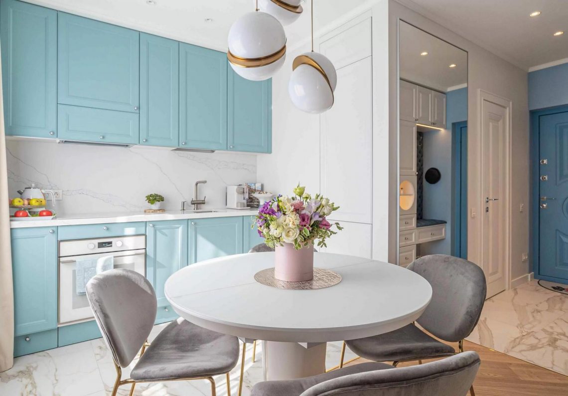 Idős hölgy szépen és igényesen berendezett egyszobás lakása