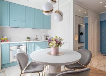 Idős hölgy szépen és igényesen berendezett egyszobás lakása