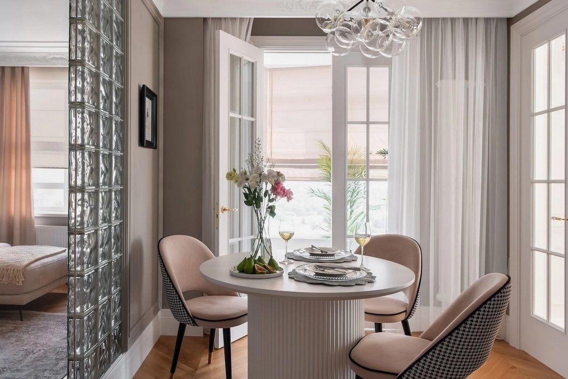 Középkorú nő franciás hangulattal berendezett, kényelmes lakása