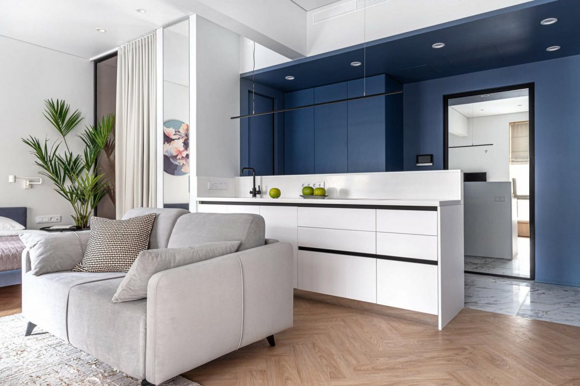 Kék előszoba, zónázás félsziget konyhával, ablakpihenők és sok tükör