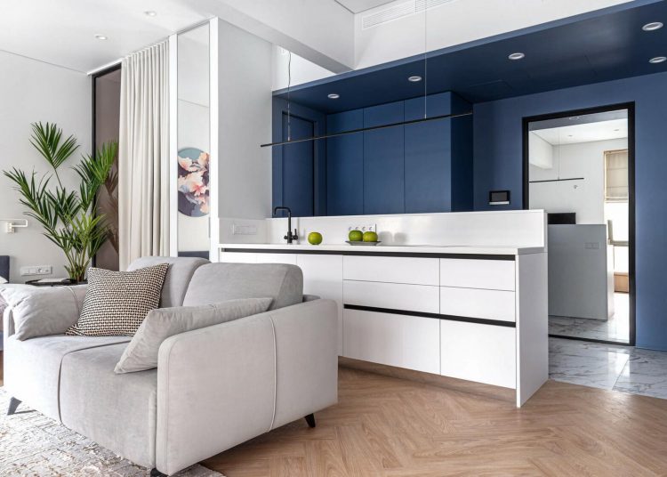 Kék előszoba, zónázás félsziget konyhával, ablakpihenők és sok tükör