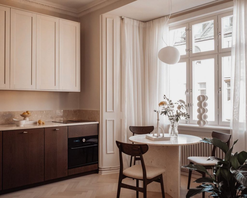 Lágy bézsbe öltöztetett lakás, skandináv chic lakberendezési stílus 47m2-en