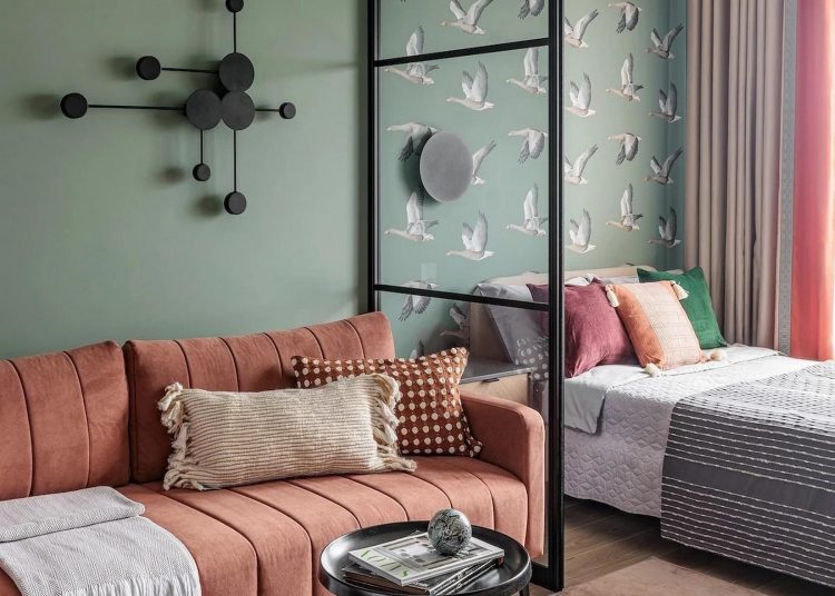 Nyugdíjas nő nagyon otthonosan és ízlésesen berendezett 39m2-es lakása