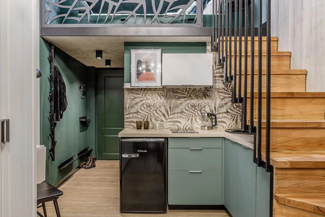 Szuper hangulatos és ötletes kislakás a nagy belmagasságot galériával kihasználva