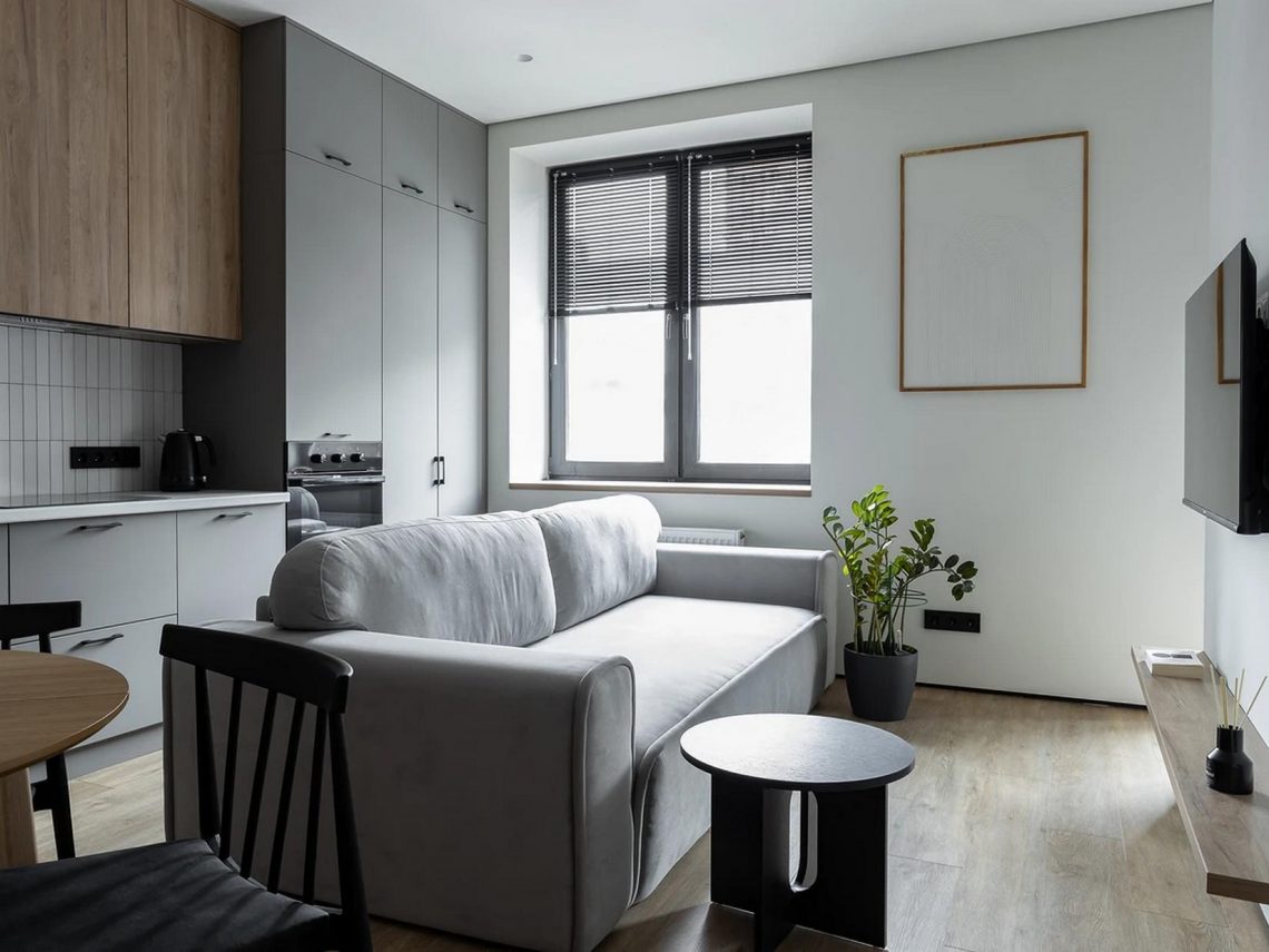 Természetes minimalizmus, helytakarékos tolóajtók egy 42m2-es lakásban