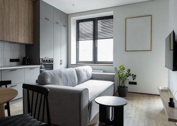 Természetes minimalizmus, helytakarékos tolóajtók egy 42m2-es lakásban