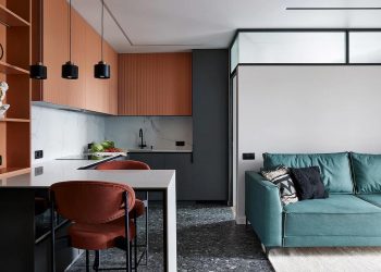 Anya és fia maximális helykihasználással berendezett 51m2-es új lakása