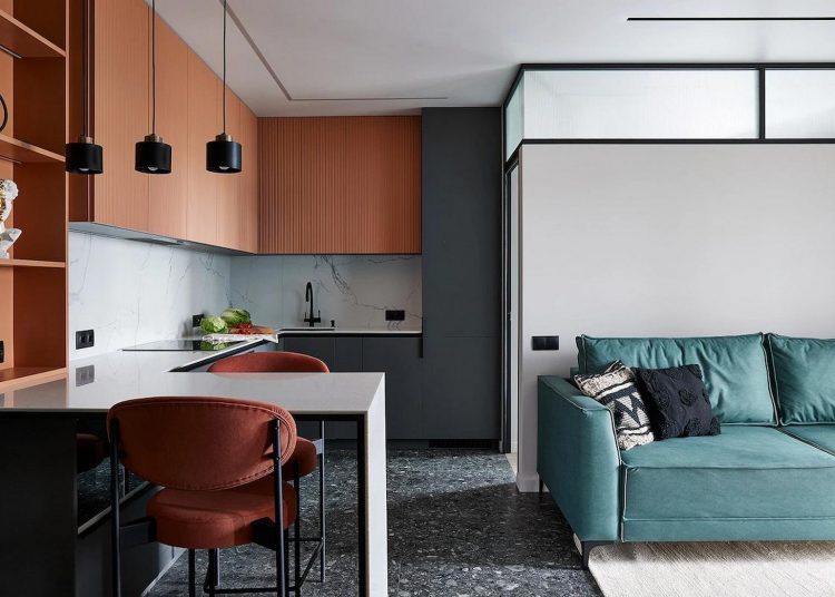 Anya és fia maximális helykihasználással berendezett 51m2-es új lakása