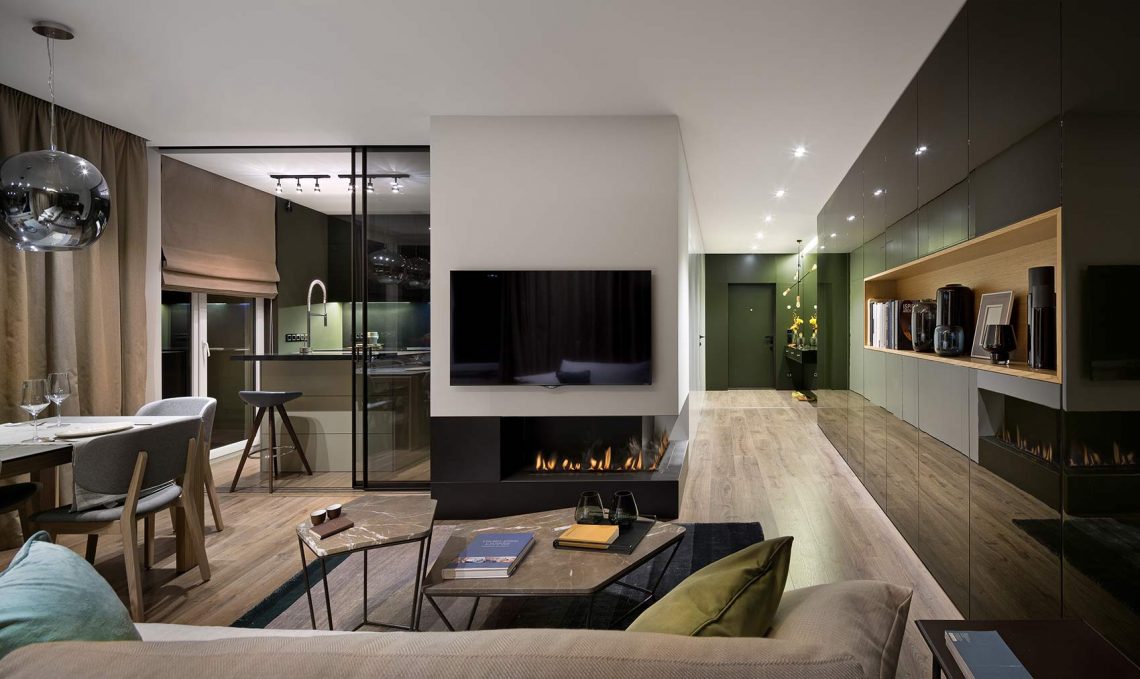 Fényes felületek, remek nyitott konyha-nappali tér, kandalló és szép kilátás kétszobás lakásban