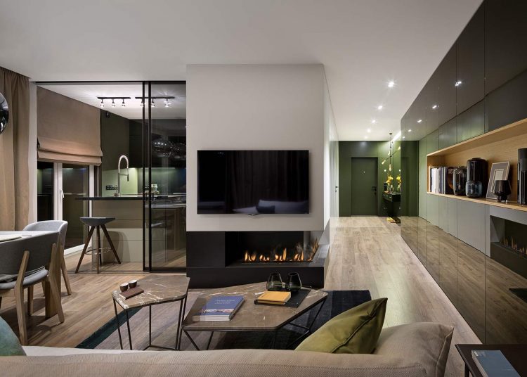 Fényes felületek, remek nyitott konyha-nappali tér, kandalló és szép kilátás kétszobás lakásban