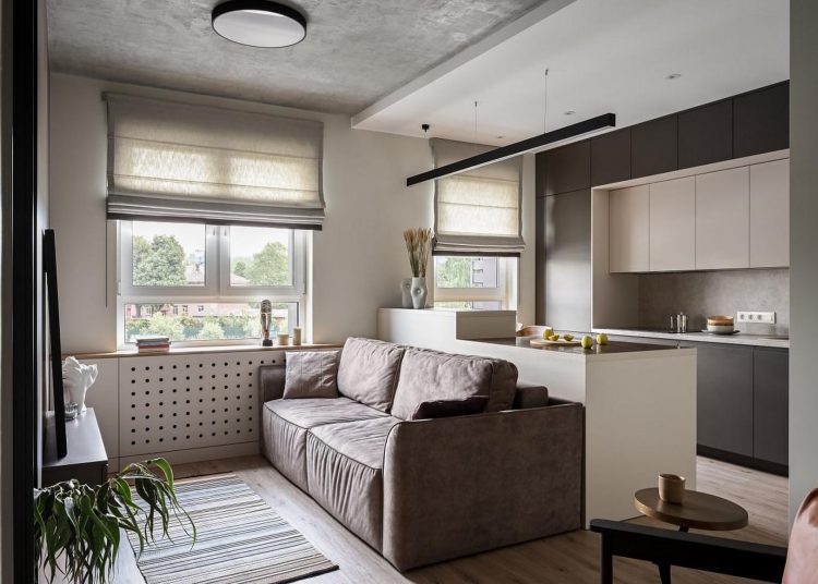 Férfi új lakóparkban vásárolt lakása pasztellszínekkel, 62m2