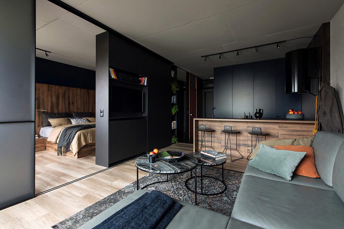 Fiatal nő modern otthona sötét színekkel, nyitott elrendezéssel, 50m2