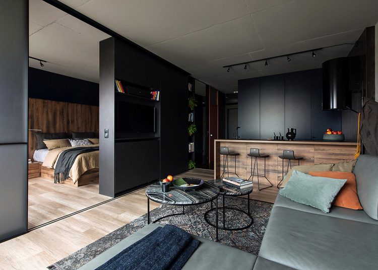 Fiatal nő modern otthona sötét színekkel, nyitott elrendezéssel, 50m2