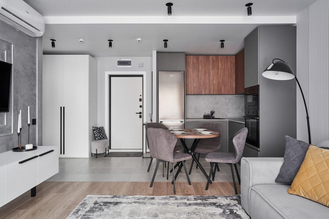 Hogyan lágyította a szigorú monokróm dekorációt textúrákkal és színekkel a lakberendező, 41m2