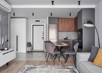 Hogyan lágyította a szigorú monokróm dekorációt textúrákkal és színekkel a lakberendező, 41m2