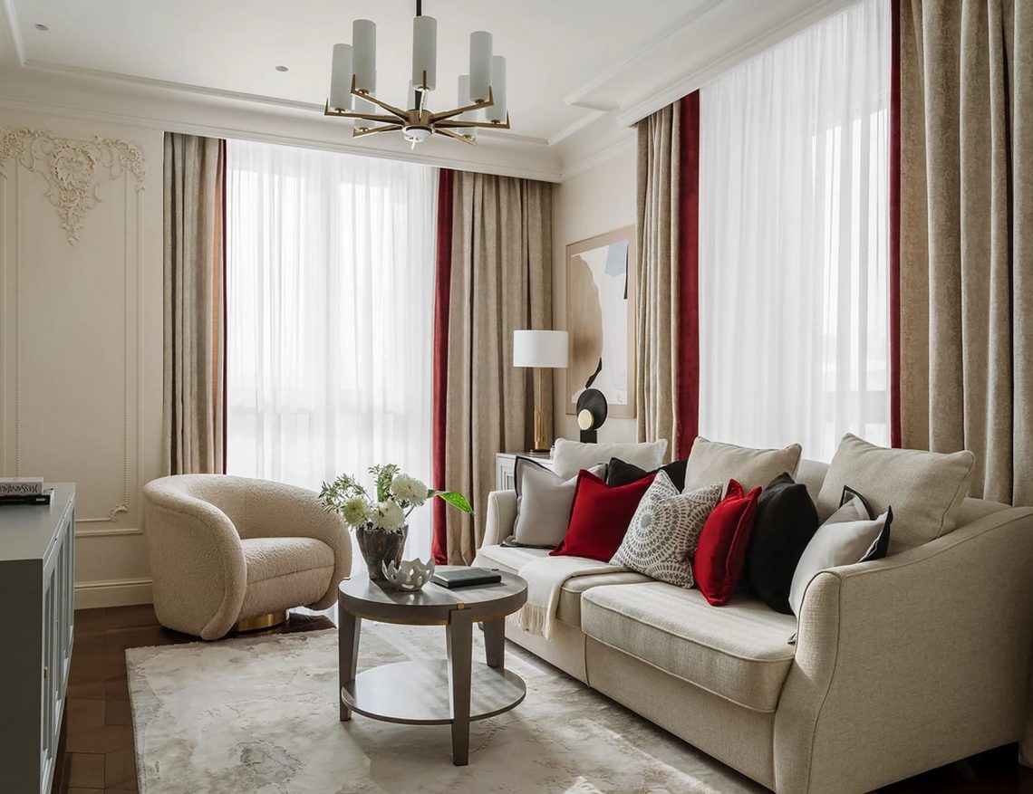 Középkorú nő elegáns városi otthona 56m2-en, klasszikus és modern részletek