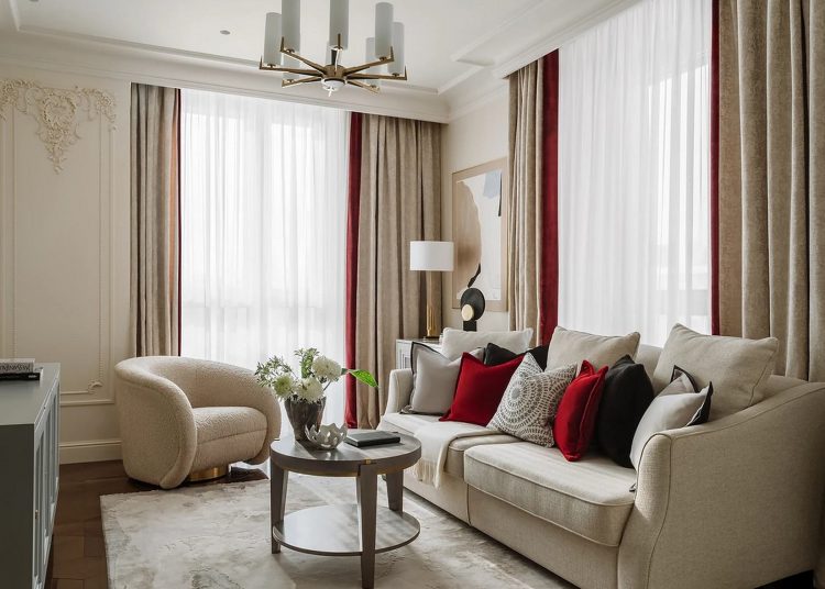 Középkorú nő elegáns városi otthona 56m2-en, klasszikus és modern részletek