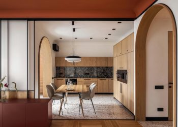 Különlegesen berendezett 84m2-es lakás boltíves átjárókkal, színes mennyezettel