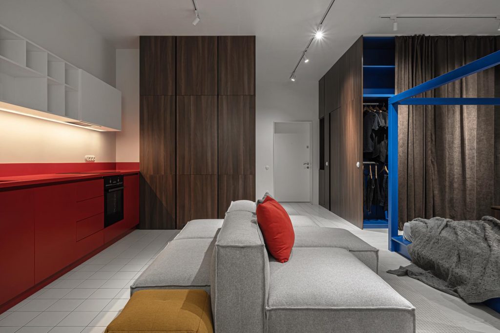 Legénylakás másképp - szokatlan berendezés, melyet a szuprematizmus ihletett, 52m2