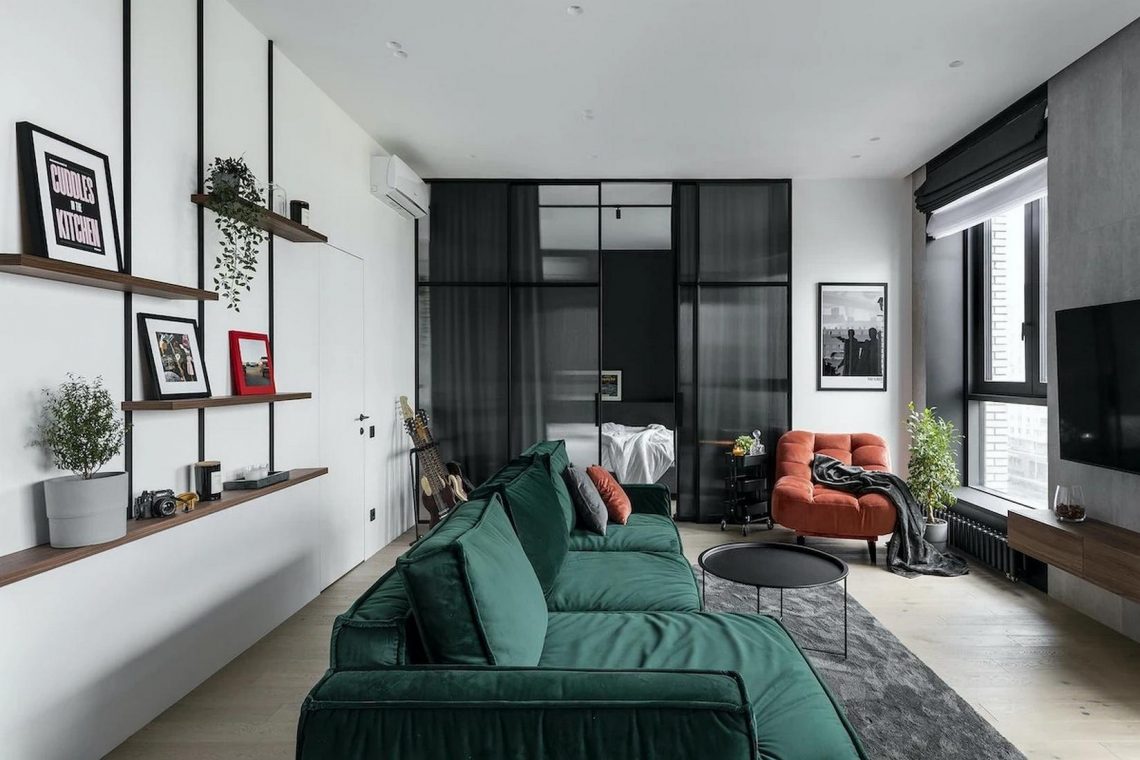 Nem unalmas minimalizmus: fiatal nő lakása élénk színekkel a fekete-fehér térben