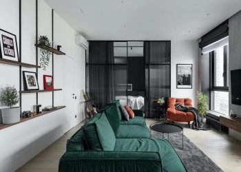 Nem unalmas minimalizmus: fiatal nő lakása élénk színekkel a fekete-fehér térben