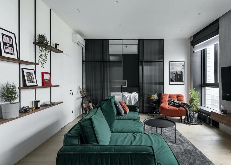 Nem unalmas minimalizmus: fiatal nő lakása élénk színekkel a fekete-fehér térben