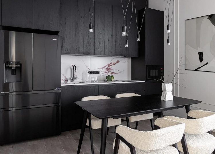 Szokatlan, modern lakásberendezés sötét mennyezetekkel, fekete konyhával 42m2-en