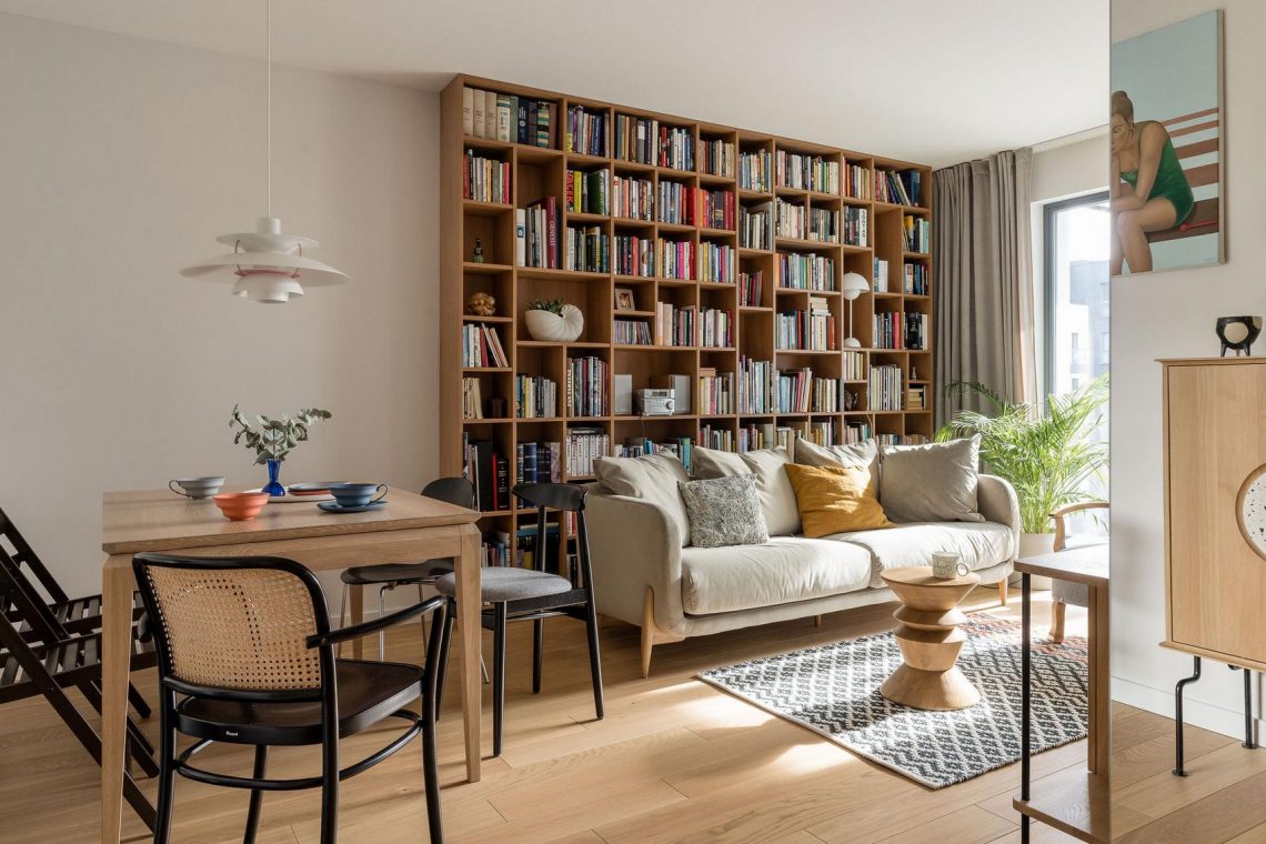 Újságíró otthonában - nagy könyvespolc, sok meleg tölgyfa, kortárs design, 55m2