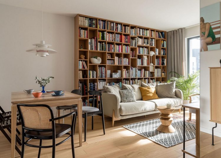 Újságíró otthonában - nagy könyvespolc, sok meleg tölgyfa, kortárs design, 55m2