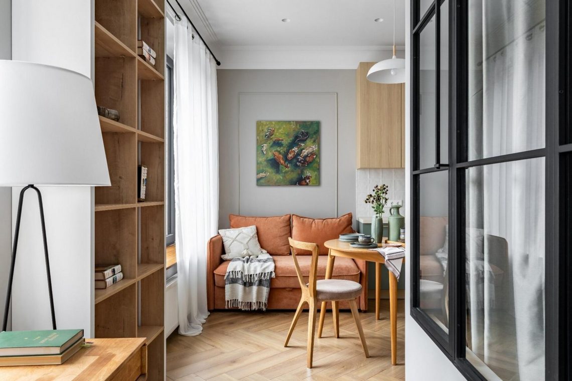 Üres betonkockából hangulatos otthon, fiatal nő új lakása 38m2-en