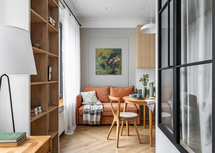 Üres betonkockából hangulatos otthon, fiatal nő új lakása 38m2-en