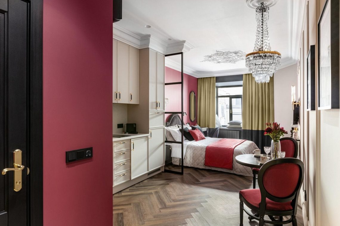 Málnaszín, elegáns részletek, szép zuhanyfülke egy 28m2-es pici lakásban