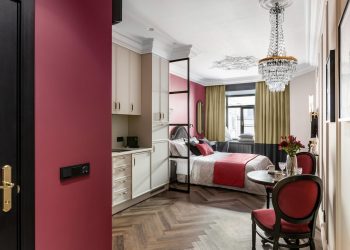 Málnaszín, elegáns részletek, szép zuhanyfülke egy 28m2-es pici lakásban