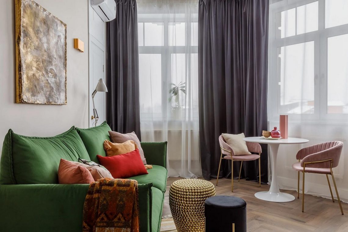 50m2-en a stílusos teret a berendezés színes elemei keltették életre