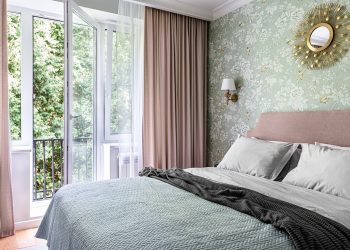 Hangsúlyos fal szép tapétával a hálószobában