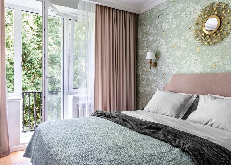 Hangsúlyos fal szép tapétával a hálószobában