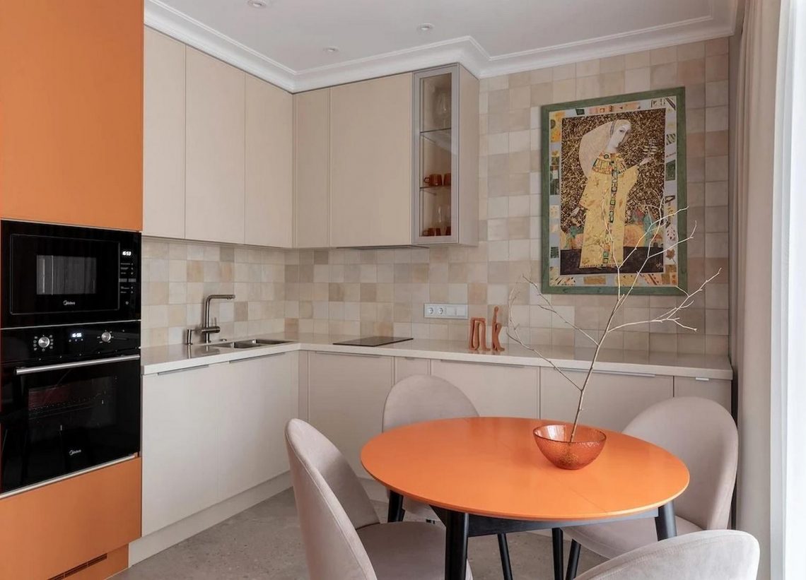 Anya és felnőtt lánya meleg színekkel berendezett kétszobás otthona, 73m2