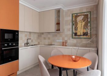 Anya és felnőtt lánya meleg színekkel berendezett kétszobás otthona, 73m2