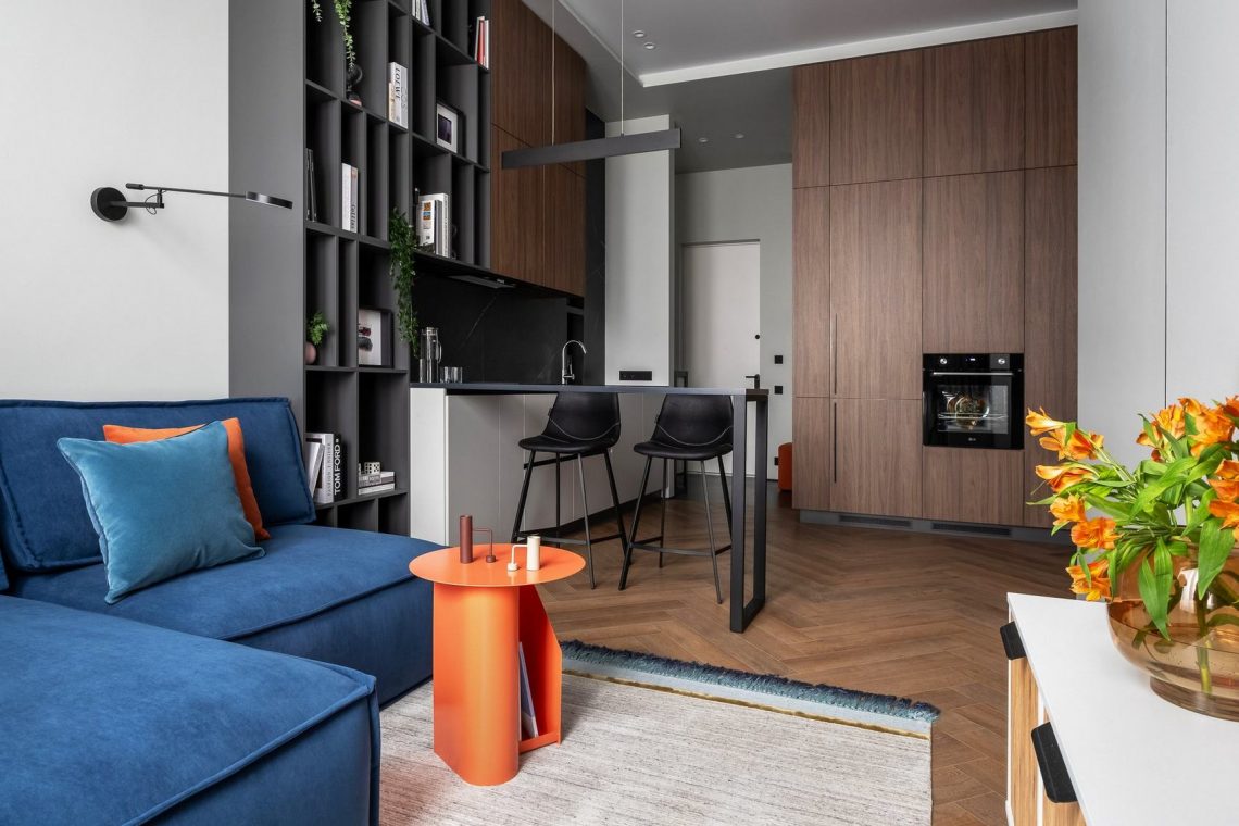 Átgondolt tárolóhelyek és modern, stílusos részletek 45m2-es lakás berendezésében