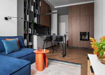 Átgondolt tárolóhelyek és modern, stílusos részletek 45m2-es lakás berendezésében