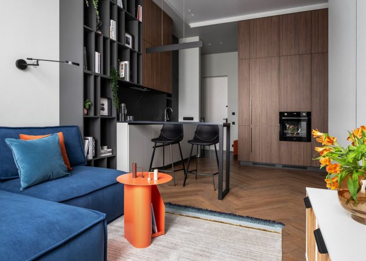 Átgondolt tárolóhelyek és modern, stílusos részletek 45m2-es lakás berendezésében