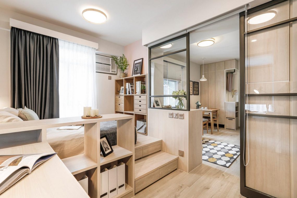 Fiatal pár kis lakásának átalakítása sok praktikus megoldással