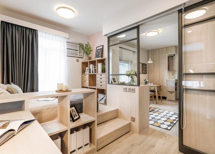 Fiatal pár kis lakásának átalakítása sok praktikus megoldással