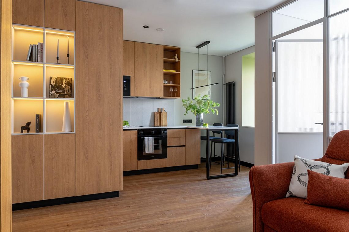 Finoman férfias modern design meleg faburkolatokkal 39m2